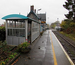 Caersws kereta api stasiun platform dan tempat tinggal (geograph 5489017).jpg