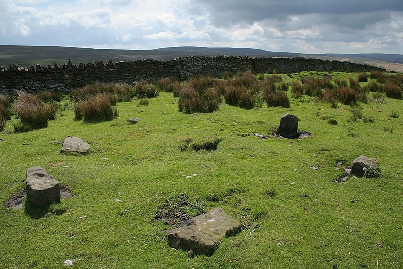 File:Cairn Circle, Extwistle Moor - geograph.org.uk - 174616.jpg