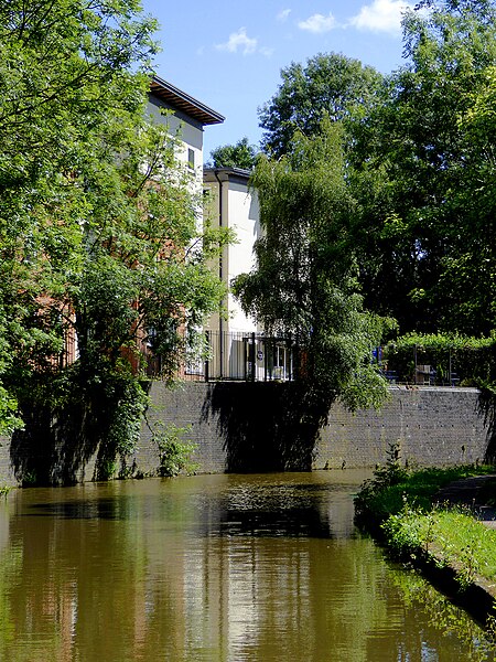 File:Canalside apartments south of Hanley, Stoke-on-Trent - geograph.org.uk - 5575091.jpg