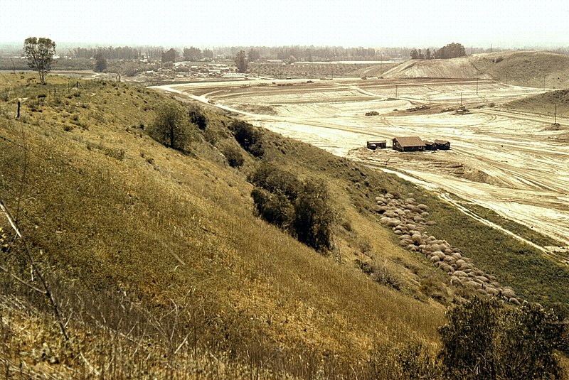 File:Carbon Canyon dam site.jpg