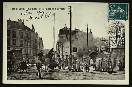 La gare et le passage à niveau. Carte postale expédiée le 1er décembre 1908.