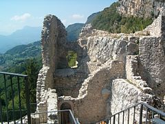 Ruine von Castel Corno im Hintergrund die stufenartig abfallende Südostflanke des Monte Biaena
