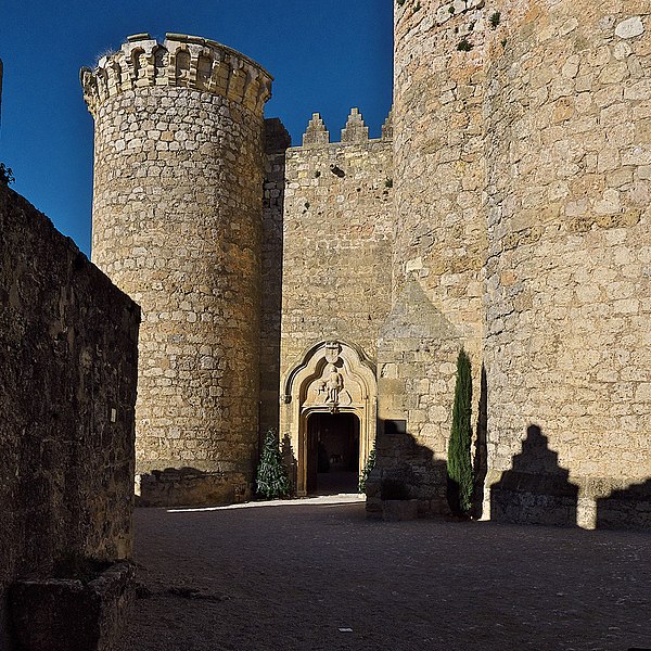 File:Castillo de Belmonte (Belmonte, Cuenca). Entrada.jpg