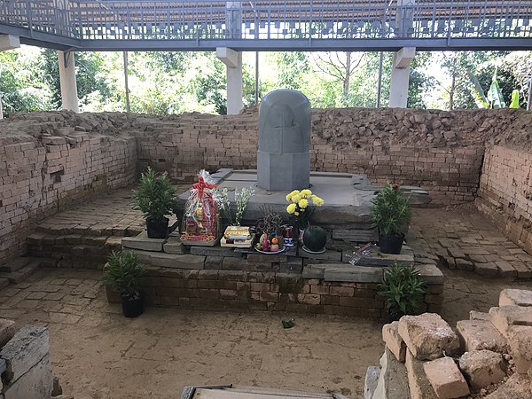 Stone lingam and yoni pedestal found in Cát Tiên, Vietnam, circa 8th century. At 2.1 meter tall, this is the largest lingam ever found in Southeast As