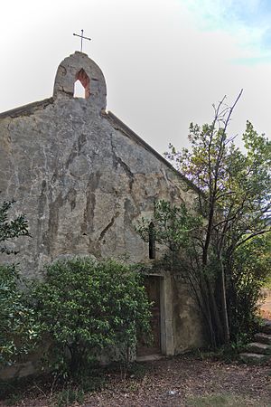 English: Entry of the chapel of Gléon (Villesèque-des-Corbières, France). Français : Entrée de la chapelle de Gléon (Villesèque-des-Corbières, France).