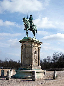Chateau de Chantilly statue.jpg
