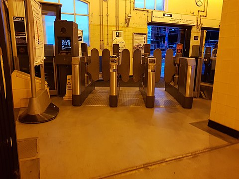 De toegangspoortjes in het stationsgebouw.