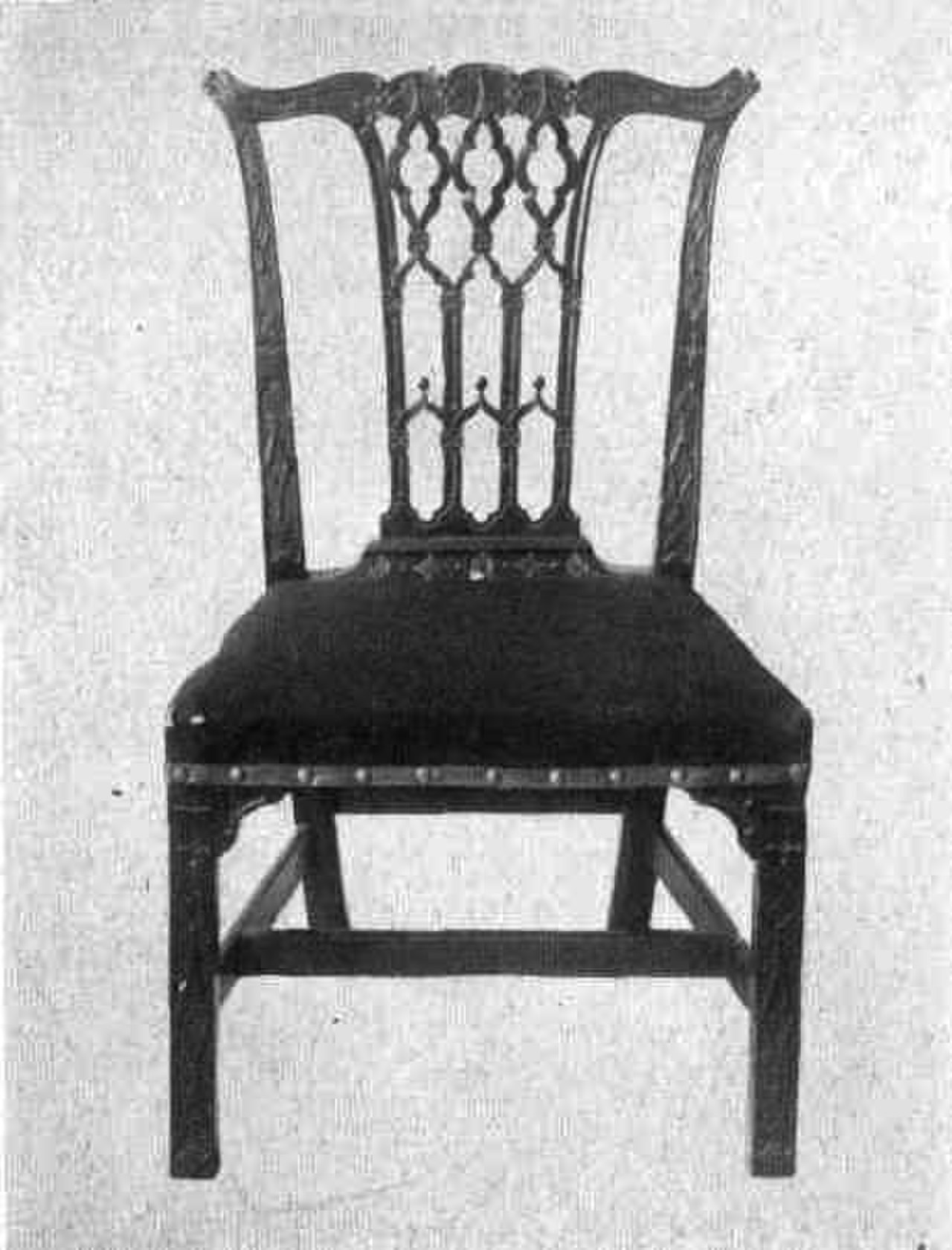 стул с готической спинкой
