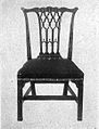 Una sedia in stile Chippendale con un elaborato schienale con disegno gotico