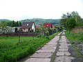 Čeština: Chlumec, okres Ústí nad Labem. Cesta navazující na Příkrou ulici, chaty če. 284 a 324. English: Chlumec, Ústí nad Labem District, Ústí nad Labem Region, Czech Republic. Allotments, weekend houses E284, E324. Camera location 50° 42′ 10.5″ N, 13° 56′ 16.8″ E    View all coordinates using: OpenStreetMap