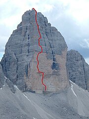 Montaña rocosa en forma de pirámide al pie de la cual hay un pedregal