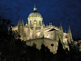 Cimborrio de la Catedral Nueva de Salamanca de noche.jpg