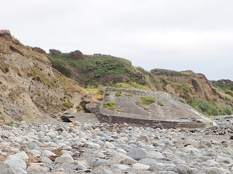 File:Concrete structure supporting the seaward end of the Rathcor Lower Road - geograph.org.uk - 5831979.jpg