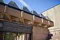 Вход в Центр искусств Конфедерации. Центр был открыт в 1964 году в ознаменование столетия конференции в Шарлоттауне.