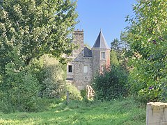 L’abbaye de Trégouët à Corseul, transformée et remaniée en manoir de La Bage de Trégouët. Les propriétaires actuels y font Chambre d'hotes/B&B.