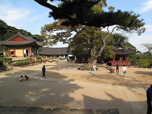Courtyard of Jeondeungsa Temple IMG 2181