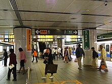 Guting station, a main interchange station of Taipei Metro, provides cross-platform interchange between the Songshan-Xindian line (Green Line) and Zhonghe-Xinlu line (Orange Line) in Taipei, Taiwan. Cross-platform interchange on the B3 platform in Guting Station.jpg