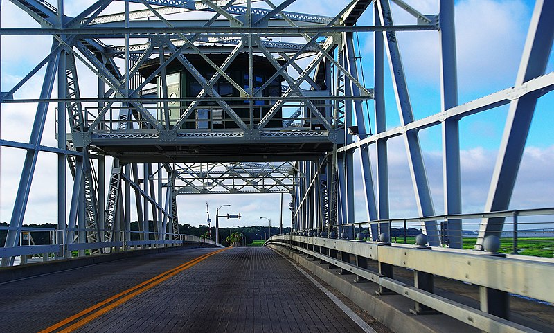 File:Crossing the swing-span section of Woods Memorial Bridge (2009).jpg