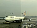 English: Lufthansa's Boeing 747-400 D-ABTB at Frankfurt Airport Deutsch: Boeing 747-400 D-ABTB am Frankfurter Flughafen beim Pushback