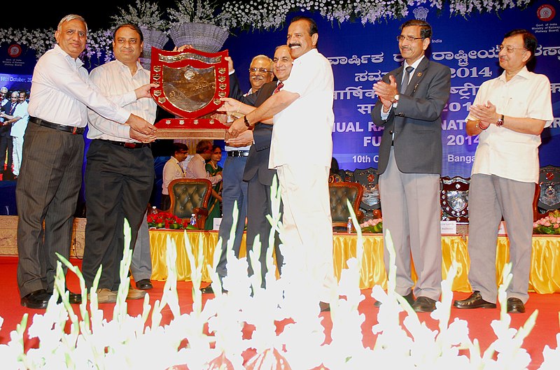 File:D.V. Sadananda Gowda gave away the Govind Vallabh Pant Shield for the best overall performance, at the inauguration of the 59th Annual Railway National Awards Function – 2014, in Bangalore. The Chairman, Railway Board.jpg