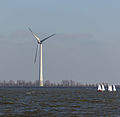 De Ambtenaar, de hoogste windmolen van Europa staat bij Medemblik. Zicht vanaf de MS Friesland.