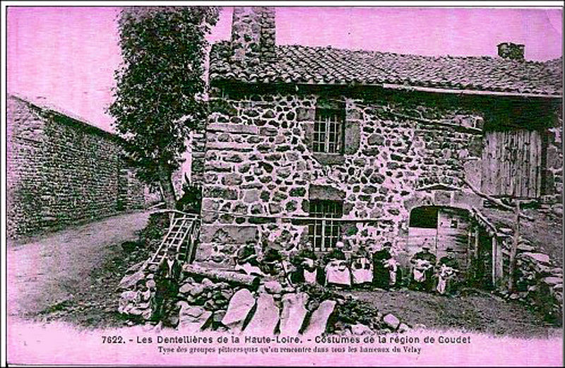 File:Dentellières en couvine devant a maison de la béate.jpg