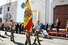 Parada militar ante el representante de Su Majestad el Rey de España durante las Fiestas de la Virgen de Candelaria del 15 de agosto delante de la basílica de la Virgen.