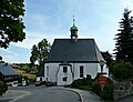 Kirche (mit Ausstattung) und Kirchhof mit Einfriedungsmauer