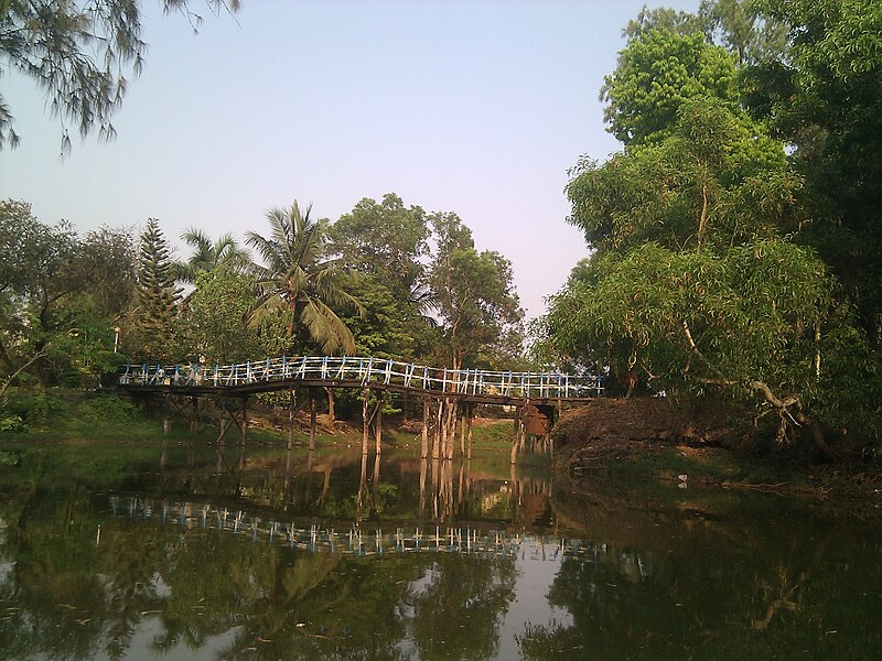 File:Digha Amravati Park Bridge to central podium 2.jpg