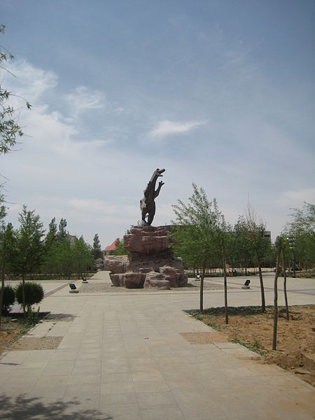 File:Dinosaur-statue-erenhot.jpg