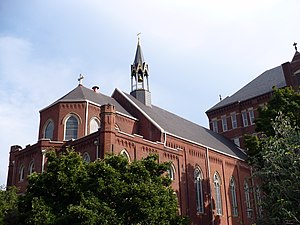 Duquesne University: Zahlen zu den Studierenden, den Dozenten und zum Vermögen, Fakultäten, Sport