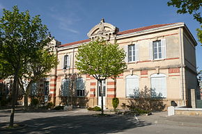 Ecole à Charleval (Bouches-du-Rhône).JPG