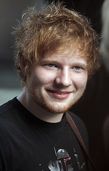 Ed Sheeran đang cười