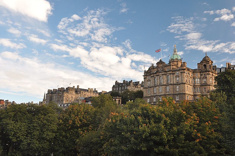 File:Edinburgh, Blick auf Old Town von Princess Street Gardens (38560578616).jpg