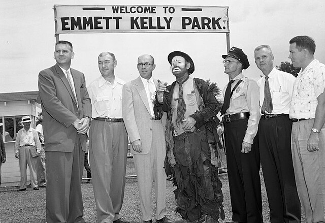 Emmett Kelly (center) with Houston City leaders, Aug 9, 1956.