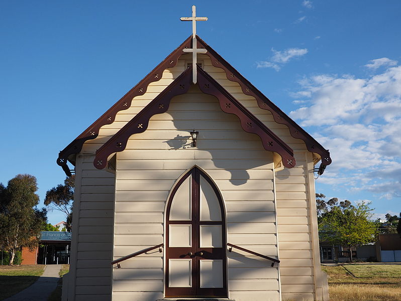 File:Entrance to Sacred Heart Church Calwell October 2014.jpg