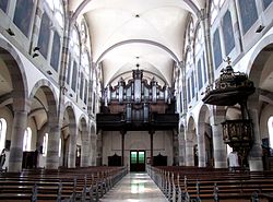 Vue intérieure de la nef vers la chaire et l'orgue de tribune, Tableaux "Vie du Christ" et "Ancien Testament" (1867)