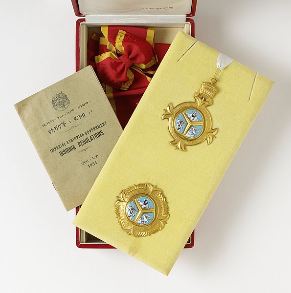 File:Ethiopische ridderorde (Orde van de Drie-eenheid), ontvangen door Willem Drees, NG-2003-53.jpg