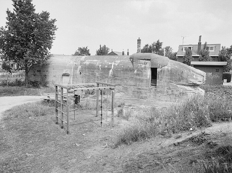 File:Exterieur overzicht bunker op de hoek van Abeelseweg en Vlissingseweg - Vlissingen - 20001877 - RCE.jpg