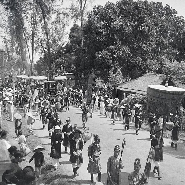 File:Fêtes du Nam-giao en 1942 (5). Arrivée du palanquin où se trouve S.M. Bảo-đại.jpg