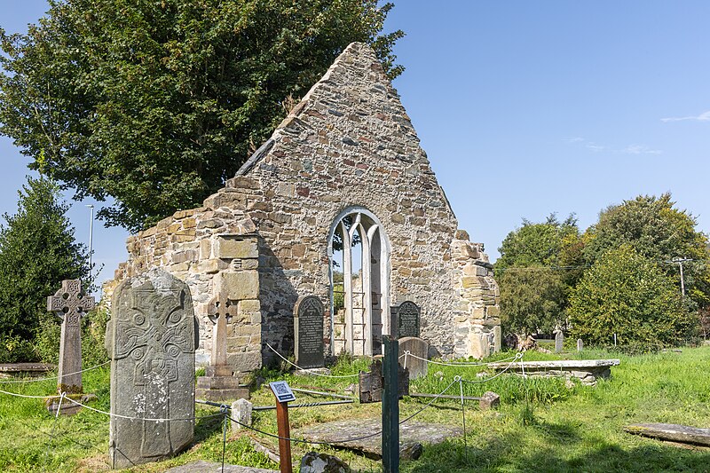 Datei:Fahan St. Mura's Cross in front of old church 2023 09 07.jpg