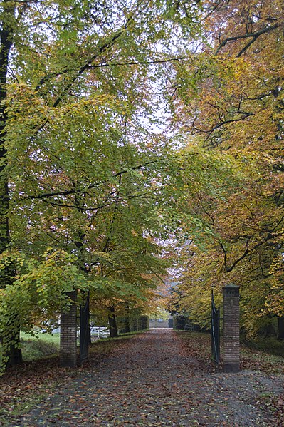 File:Farm, Castle Dordwijk, Dordrecht (10904606896).jpg