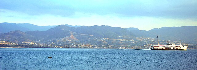 İzmit vista do golfo homónimo, no mar de Mármara