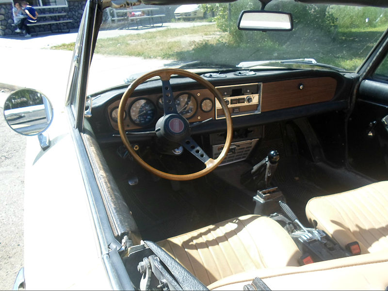 File:Fiat Spider interior (9424333181).jpg