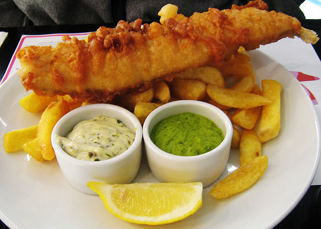 Prato tradicional inglês, o fish and chips (peixe e fritas) acompanhado de molhos.