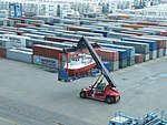 Kalmar reachstacker med lyft av fartyg i så kallad flat-rack container i Århus hamn