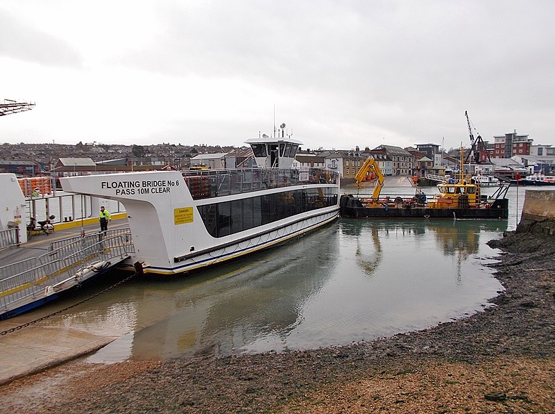 File:Floating Bridge No 6 at East Cowes, Isle of Wight, England.jpg