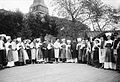 Folkvisedanslaget, den första ringen, vid Skansens vårfest 1904, på sommarteatern å nedre Solliden - Nordiska Museet - NMA.0052947.jpg