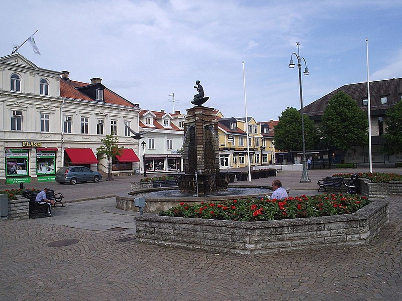 File:Fontänen på Stora Torget i Falköping, den 17 juni 2006.JPG