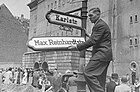 Symbolische Umbenennung der Karlstraße in Max-Reinhardt-Straße im Juni 1946